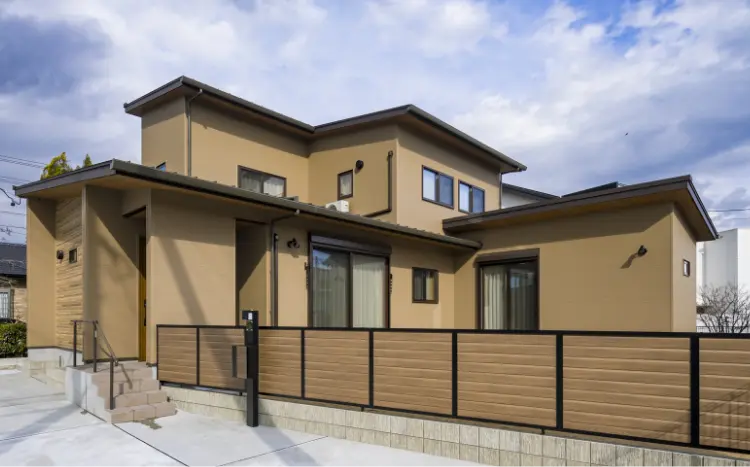 茶色のガルバリウム鋼板の外壁を使った家