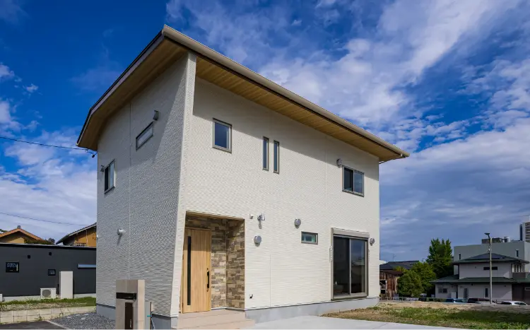 白色のガルバリウム鋼板の外壁を使った家