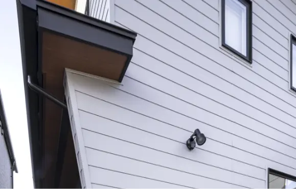 白色のガルバリウム鋼板の外壁