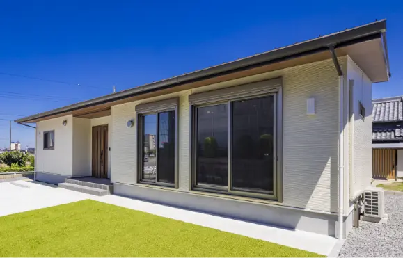 白色のガルバリウム鋼板の外壁を使った平家